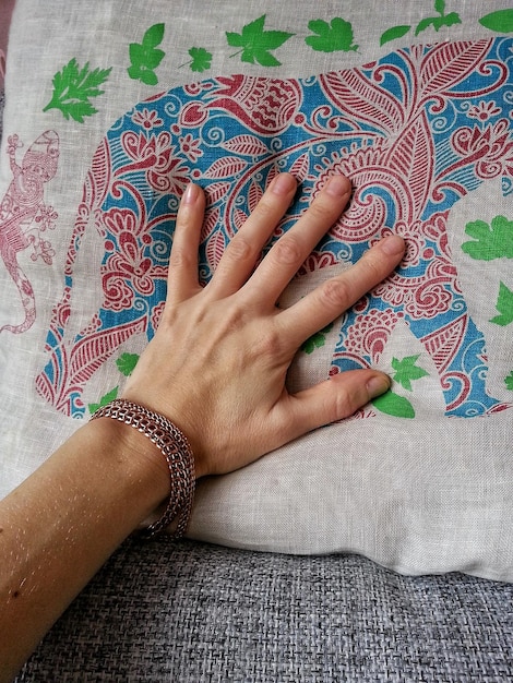 Ręce haftujące wzór